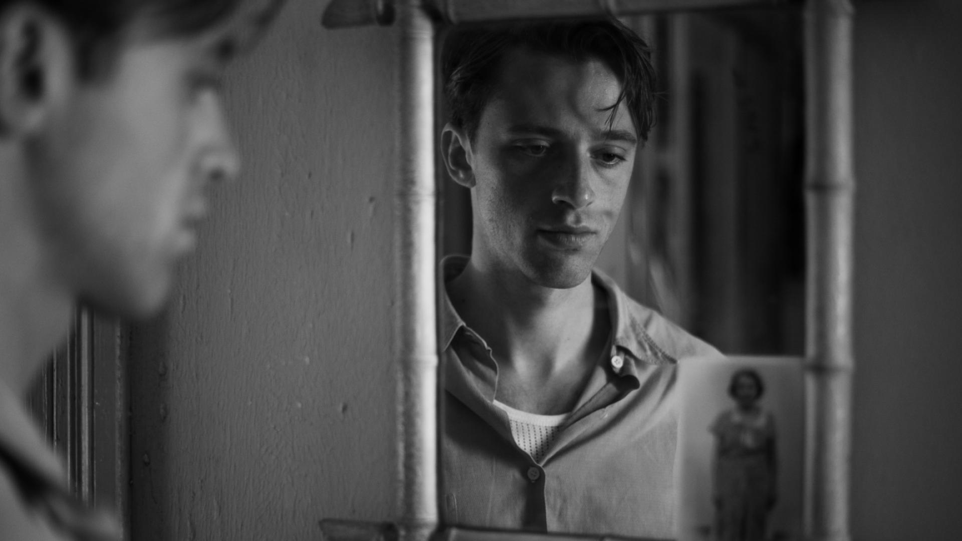 25_09_12_1757674263_8_L-ETRANGER-F-OZON-Photo-01- Photo Carole Bethuel (c) Foz - Gaumont - France 2 Cinema